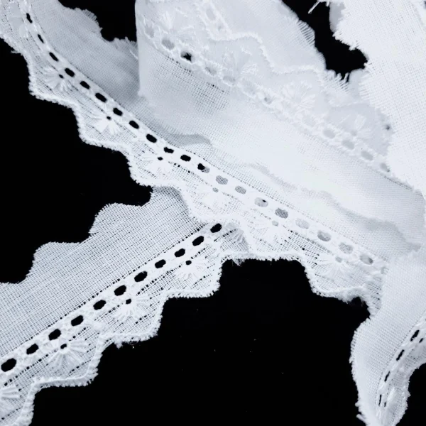CAMRIC LACE WHT DES1137