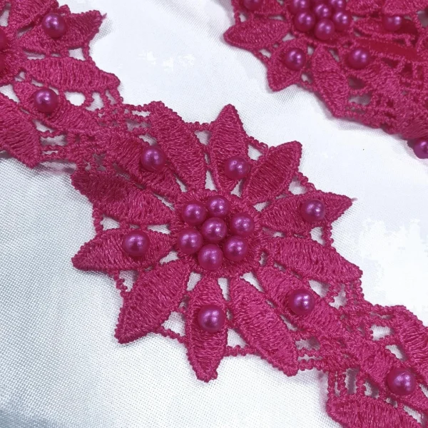 FLOWER TRIM IWTH DAISY DIAMANTE CERISE