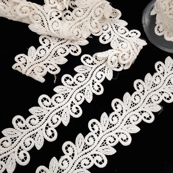 GB109-CRM-1.webp GUIPPOIRE BRIDAL DBL SCALLOPED PAISLY CREAM