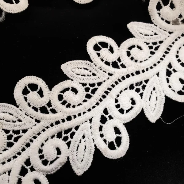 GB109-CRM-2.webp GUIPPOIRE BRIDAL DBL SCALLOPED PAISLY CREAM