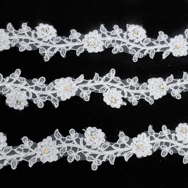 H75693-WHT-1.webp DAISY TRIM WITH CORD WHITE