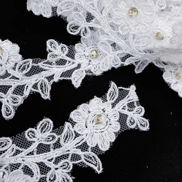 H75693-WHT-2.webp DAISY TRIM WITH CORD WHITE