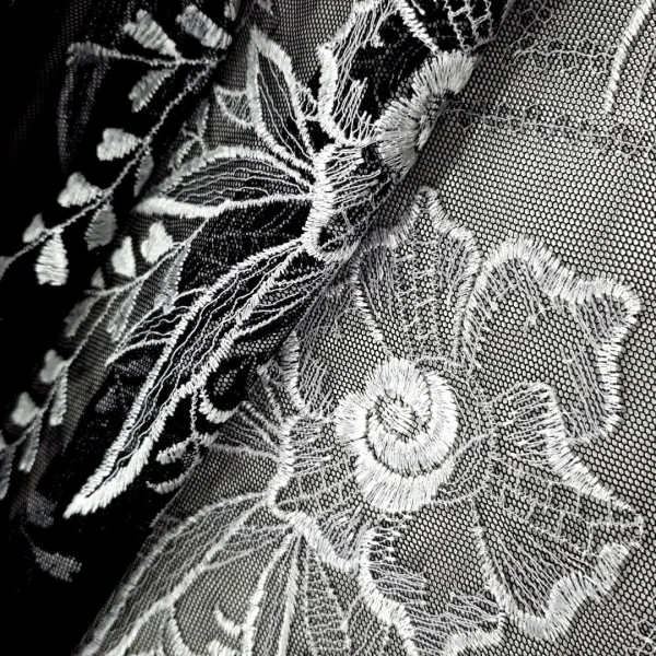 MESH  BORDER CORDED BIG FLORAL BLK WHT