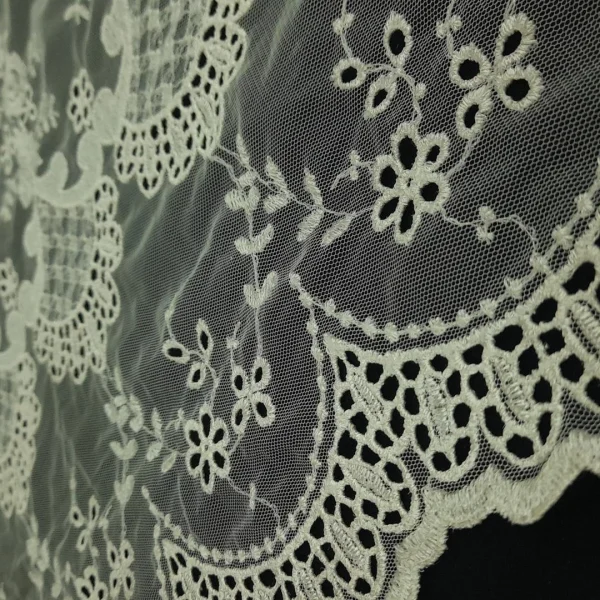 MESH WITH CORDED SCALLOPED BORDER CREAM