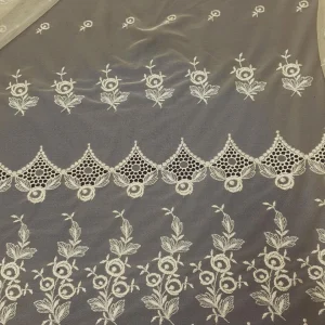 MESH BORDER SCALOPPED BUTTER CREAM