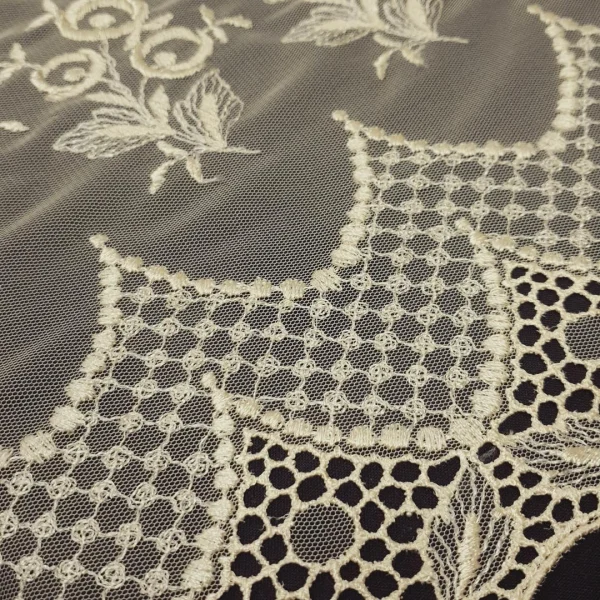 MESH BORDER SCALOPPED BUTTER CREAM