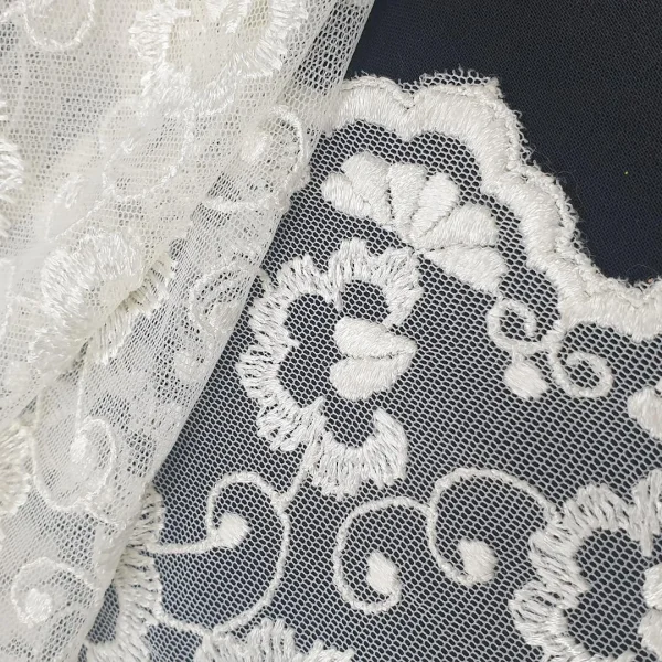 MESH SCALLOPED CORDED  SMALL FLORAL CREAM