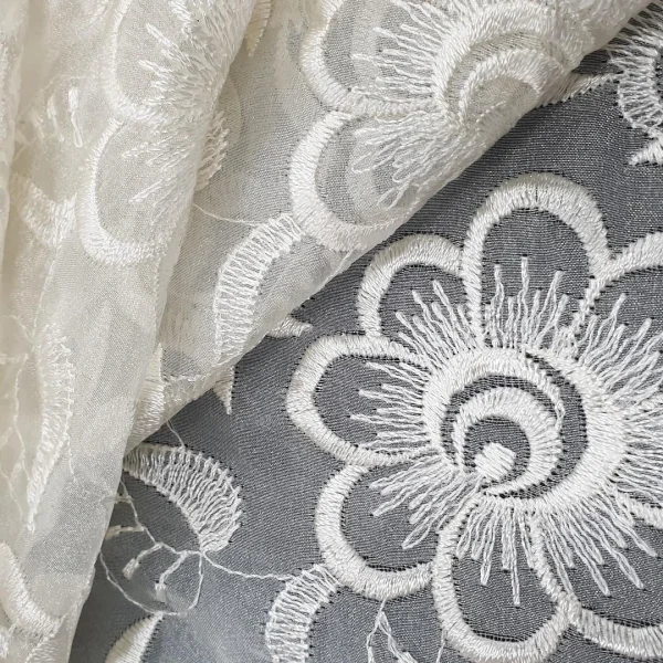 ORGANZA HEAVY EMBROIDERY DAISY CREAM