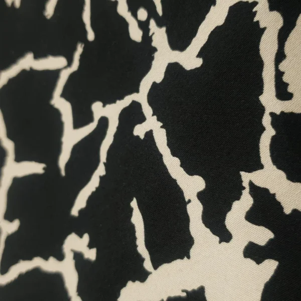 PRINTED COTTON SATEEN SPNDX CRACKS BLACK