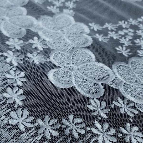 TULEBE-DAIS.SKY-2.webp TULLE BORDER EMBORIDERY DAISY SKY BLUE